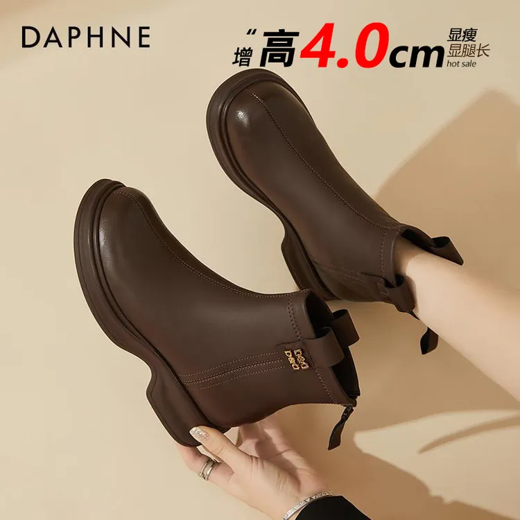 达芙妮棕色靴子女今年流行的短靴洋气马丁靴加绒二棉鞋英伦风靴子