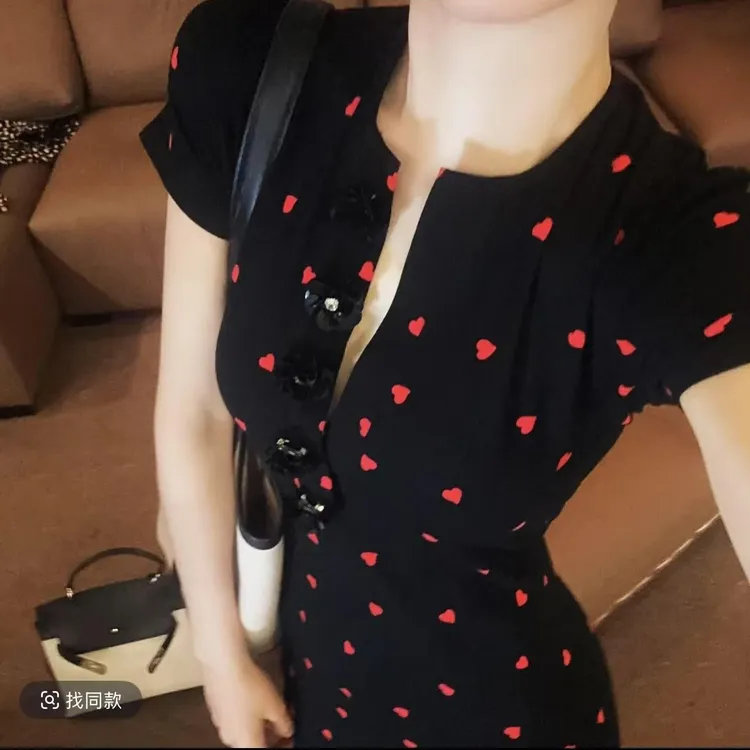 黑色V领爱心T恤连衣裙2025新款今年流行爆款时尚气质显瘦包臀长裙