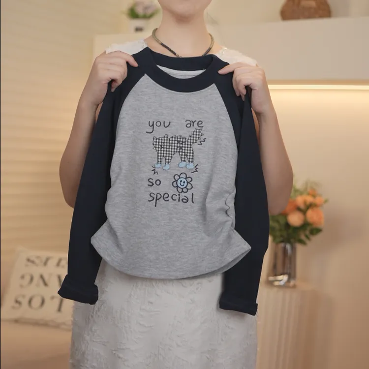 双面绒童趣风手绘粉猫印花T恤撞色紫袖设计宽松减龄上衣