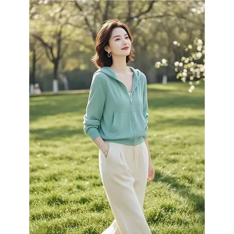 2025年流行的初春高级感独特漂亮小个子百搭洋气绿色卫衣外套女装