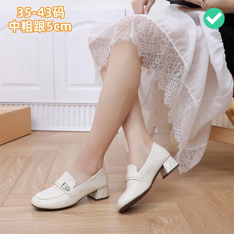 春秋亮面牛漆皮英伦单鞋女中粗跟5cm大码乐福鞋41-42-43黑色米白