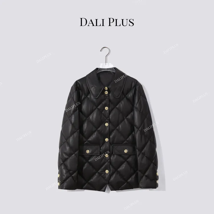DALI PLUS“黑曼巴100黑金羊皮90鹅绒服”菱形翻领羽绒服-D5MM2645
