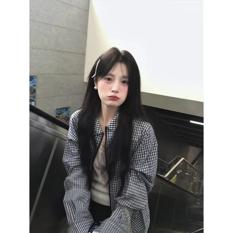 早秋穿搭薄款外套女2025新款秋季慵懒蓝色格子衬衫吊带夹克三件套