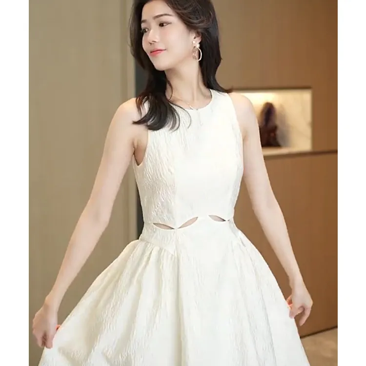 2025早春新款茶歇法式气质高级感白色镂空无袖连衣裙女小香风显瘦