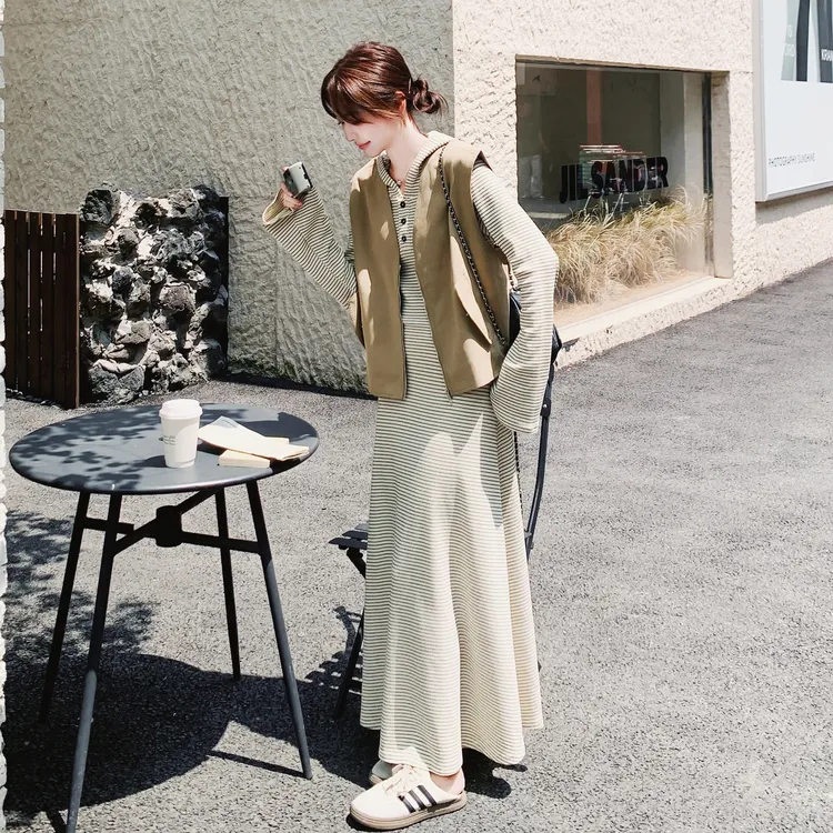 时尚休闲慵懒风条纹卫衣裙套装女早秋新款卡其色休闲马甲两件套
