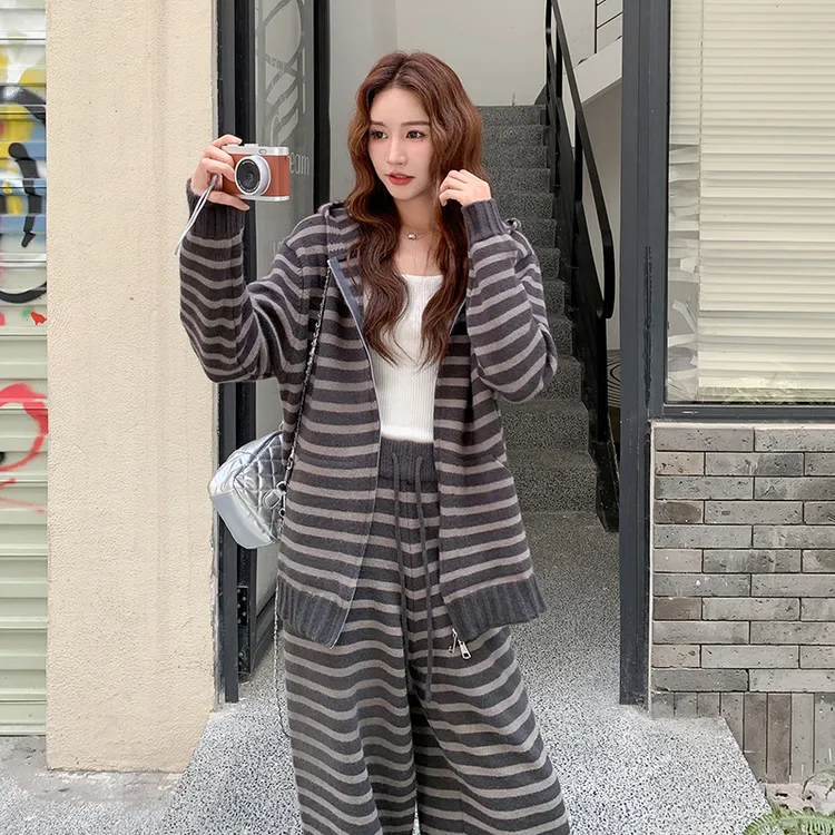 灰色休闲运动条纹套装女秋2025新款韩版连帽开衫卫衣阔腿裤两件套