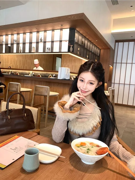 法式毛毛拼接蕾丝针织衫女秋冬新款修身显瘦交叉绑带上衣