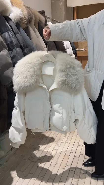 白色大毛领羽绒服女秋冬设计感独特别致加厚保暖翻领短款外套上衣