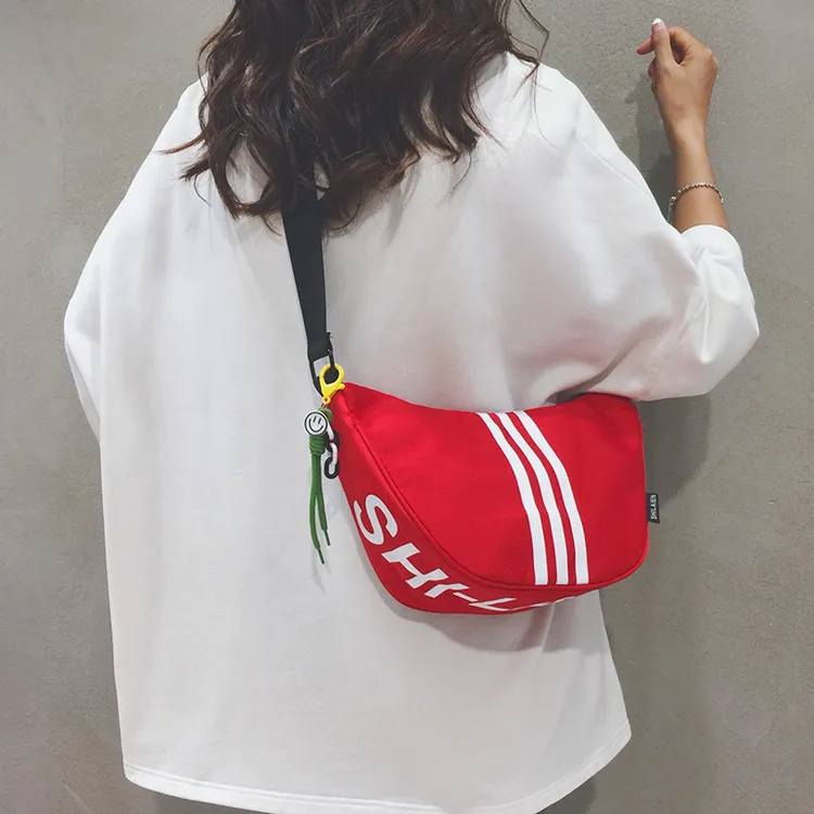 日韩流行条纹帆布包包女新款尼龙运动饺子包百搭斜挎包潮女士