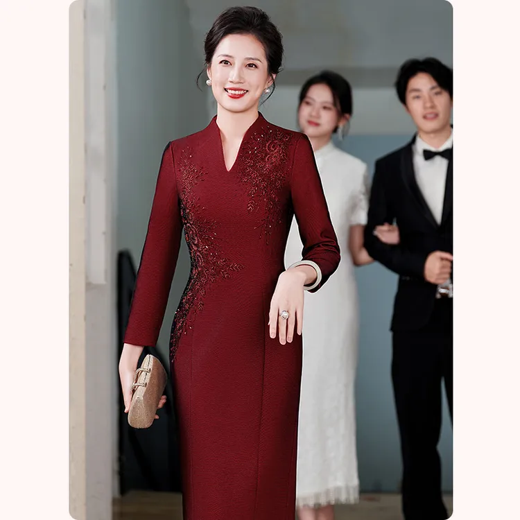 2025新款喜婆婆婚姻礼服钉珠半圆襟中国风V领旗袍中式酒红色优雅