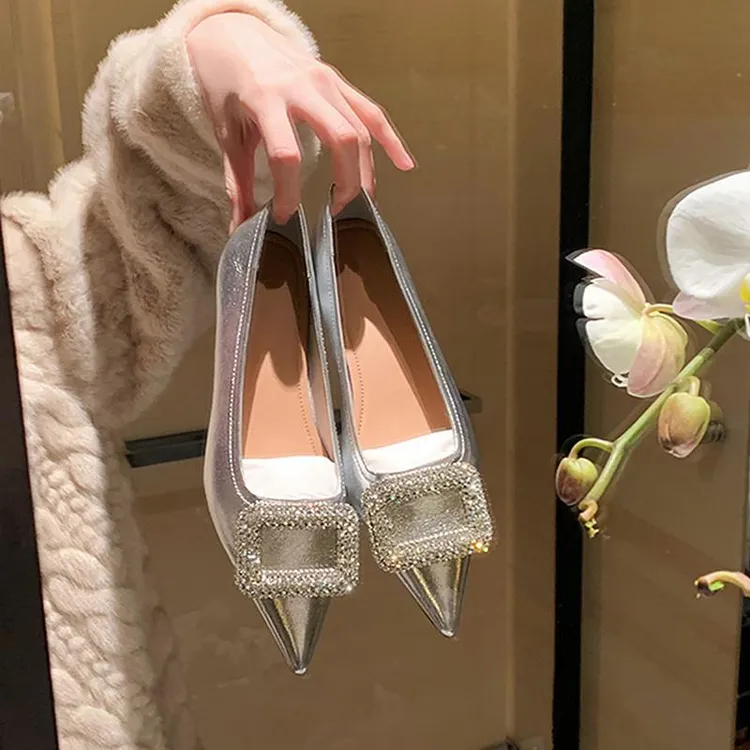 尖头单鞋女2025新款春秋季法式气质瓢鞋水钻rv方扣银色浅口平底鞋