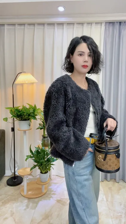 25新款直拉链圆领保暖冬季法式轻奢气质100％羊毛炸街女士短外套
