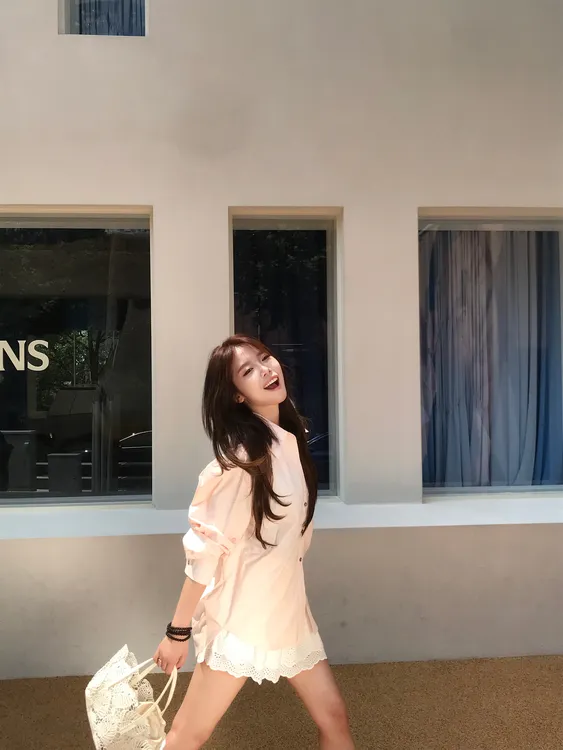 尹千金J【蜜桃白兰地】温柔宽松粉色长袖衬衫女休闲百搭S257417