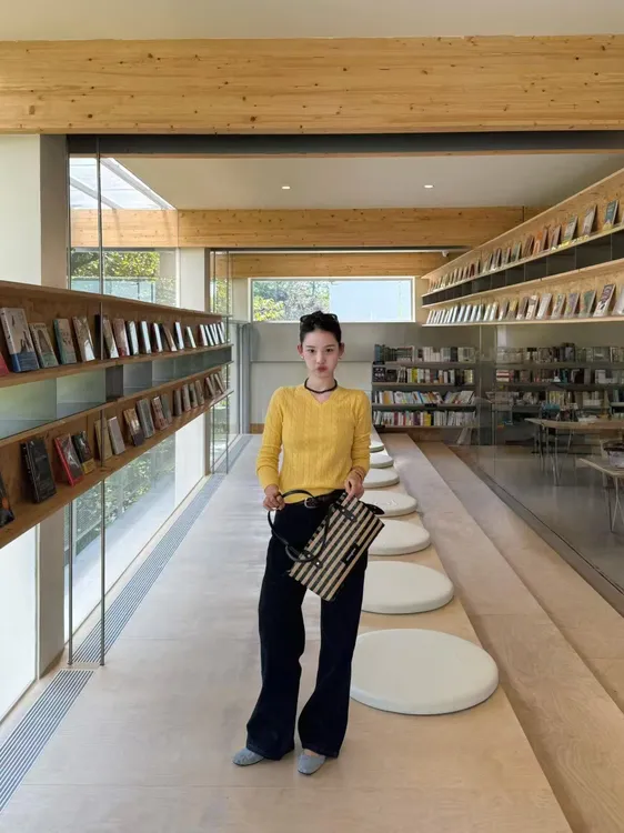  2025秋季新款长袖绞花薄毛衣百搭时尚高腰复古牛仔裤两件套装