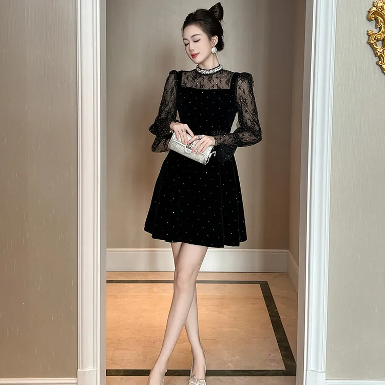 蕾丝拼接喇叭袖连衣裙女秋季新款赫本风重工镶钻设计感收腰小黑裙