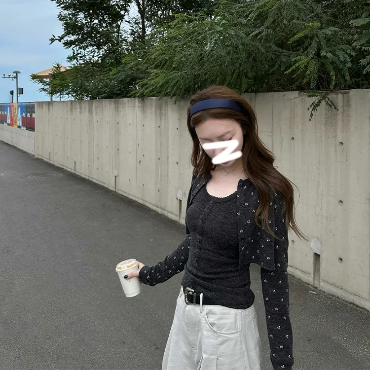 早秋韩系穿搭碎花短款针织衫背心两件套设计感纯欲修身显瘦套装