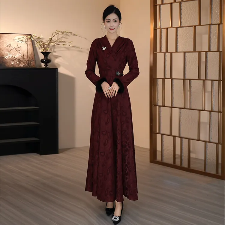 高端气质加绒优雅厚款酒红色连衣裙2025冬新款收腰显瘦时尚长裙