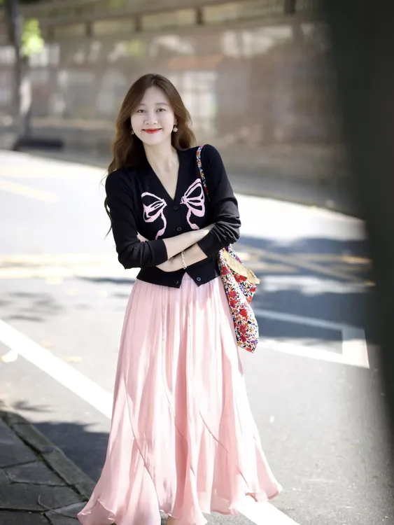 【海派少女】气质通勤休闲甜美蝴蝶结针织开衫粉色亮面半身裙套装