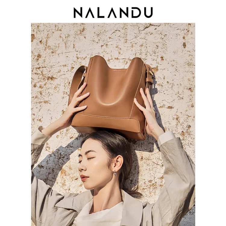 NALANDU纳兰杜水桶包包女款2025新款单肩包女大容量真皮女包百搭