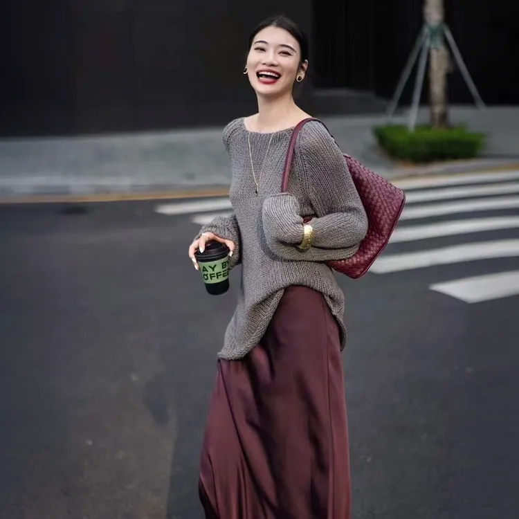 安可拉红一整套穿搭女秋季新款灰色宽松针织毛衣高级感缎面半身裙