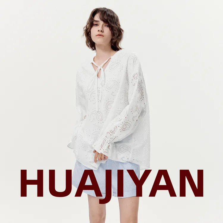 华吉言/HUAJIYAN【白茶布蕾】定制全棉刺绣面料落肩V领宽松镂空上衣