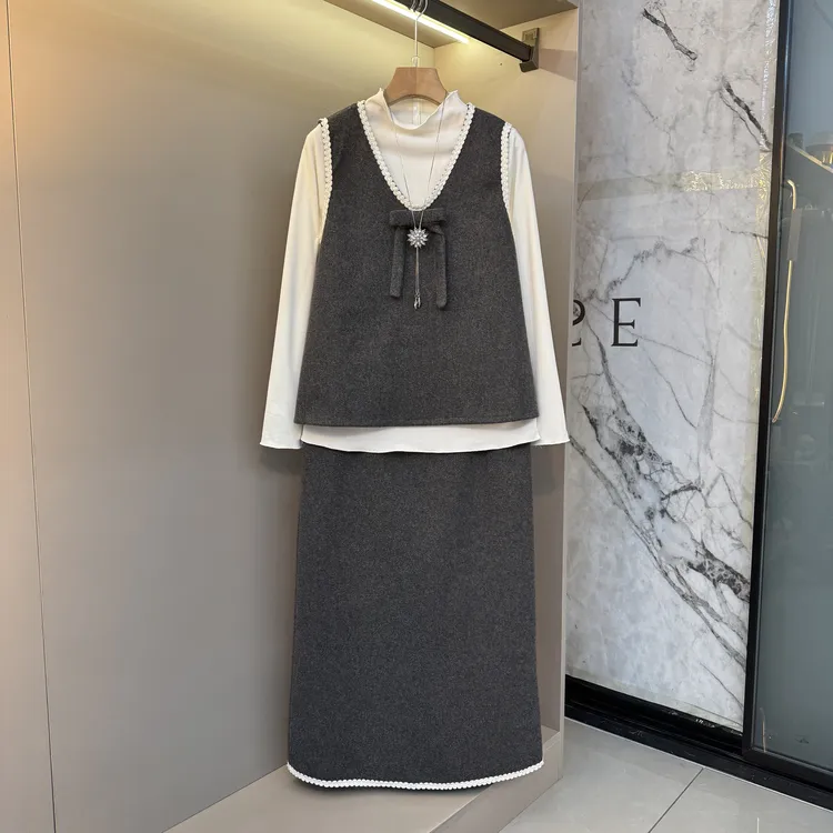 2025冬新款蝴蝶结装饰马甲内搭长裙名媛通勤风减龄套装2686