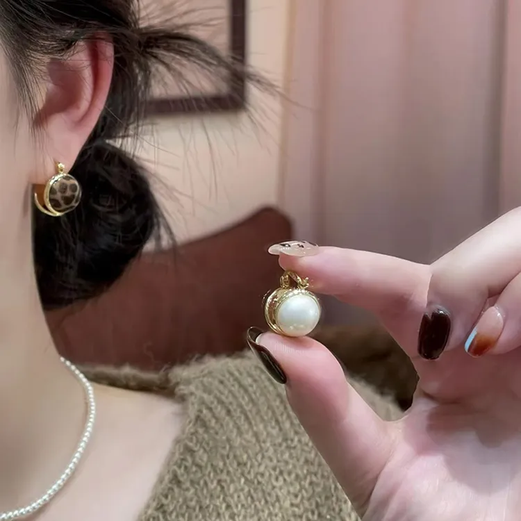 铜合金耳饰 美拉德豹纹圆形双面耳扣女简约轻奢精致耳环复古耳饰