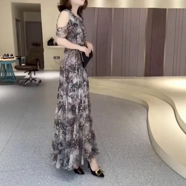 高级感洋气显瘦2025夏季新款法式露肩水墨印花雪纺长款连衣裙女