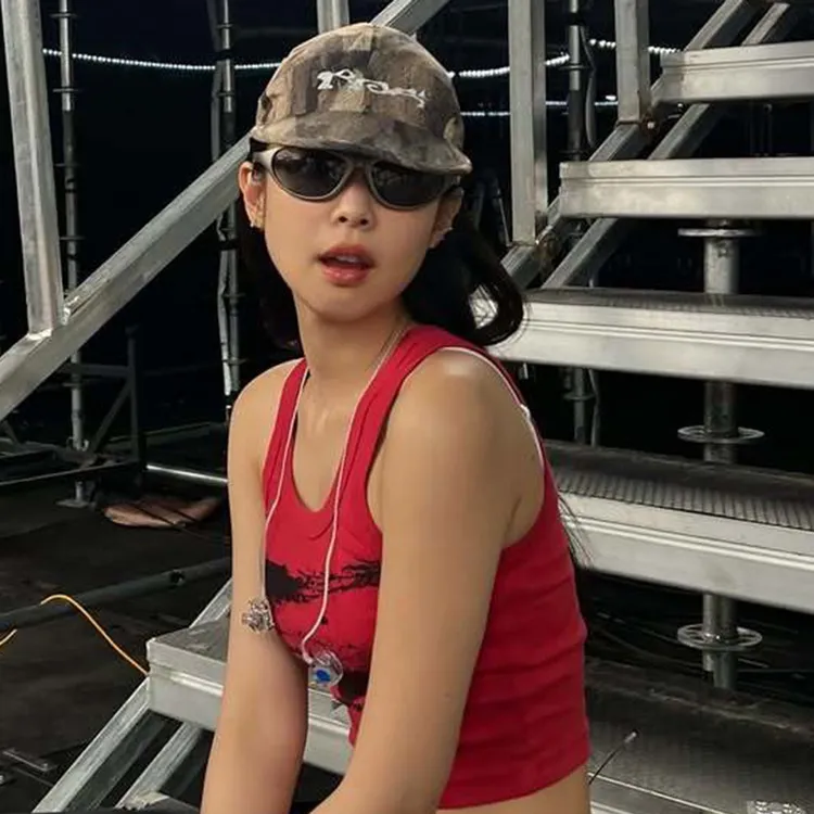 Jennie同款红色眼睛印花短款吊带背心美式辣妹背心