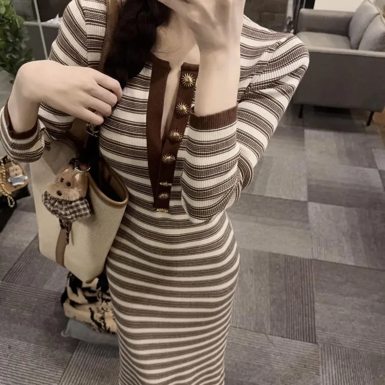 许妍路透复古撞色条纹V领长袖连衣裙2025款修身包臀打底百搭长裙