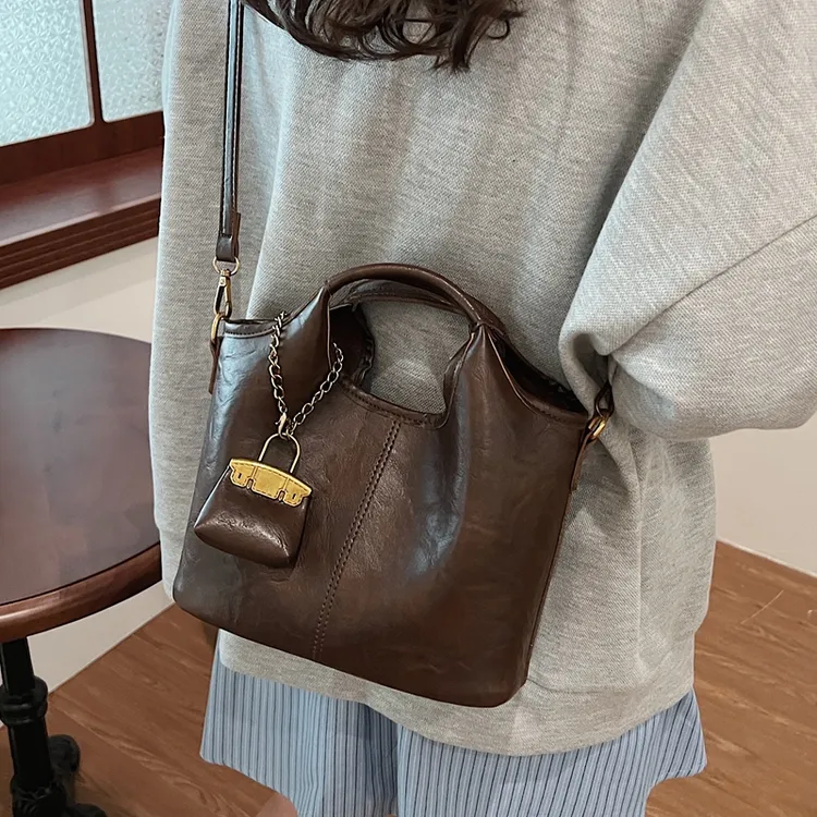 今年流行爆款包包女秋冬百搭复古斜挎包时尚手提水桶包上班小拎包