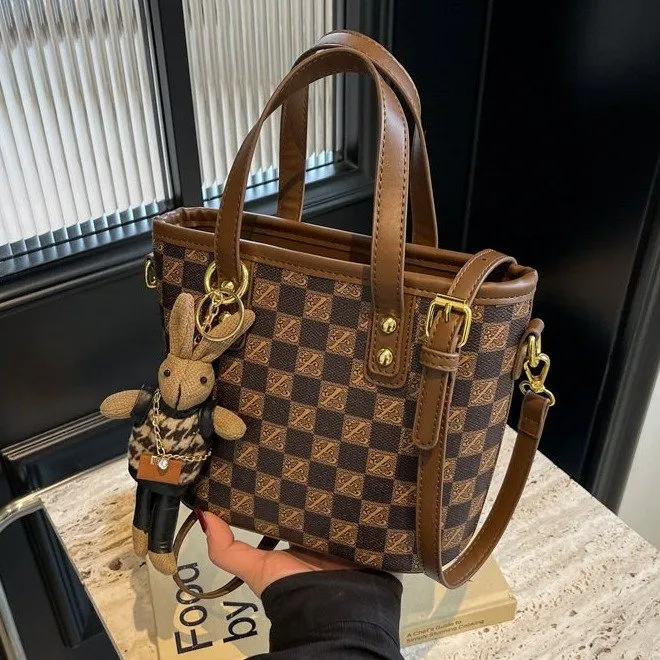 高级质感小包包女2025新款时尚百搭小众斜挎包爆款手提格子水桶包