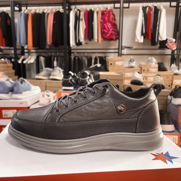 青岛大姐姐pu鞋面运动鞋防水防雪柔软舒适休闲正码（皮鞋码）