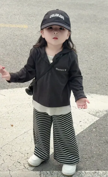 女童秋季长袖衫韩版高级感女宝宝假两件连帽套头上衣百搭条纹裤