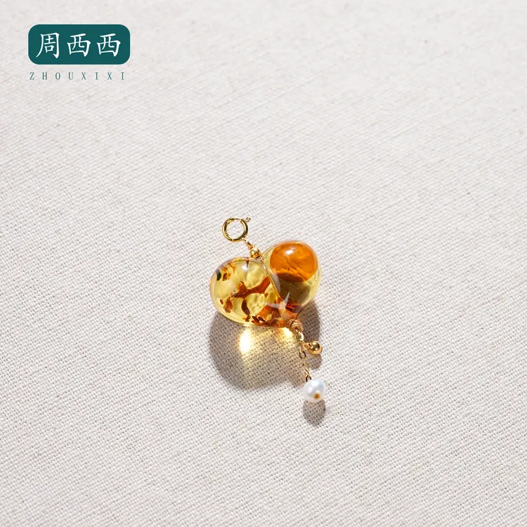 精美18K花珀爱心吊坠1.4*9*1时尚气质百搭多样性发货19663
