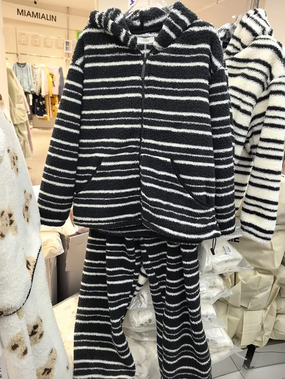 加厚珊瑚绒连帽双口袋开衫秋冬保暖可外穿家居服