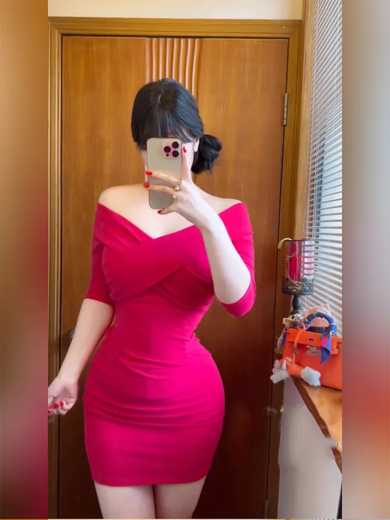 XH222纯欲风超显白气质修身露肩连衣裙女秋冬轻熟收腰显瘦包臀裙