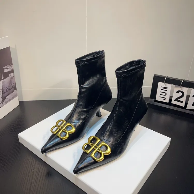 【小咪】2025冬季新款尖头金属扣细跟短靴后拉链百搭高跟弹力瘦瘦靴