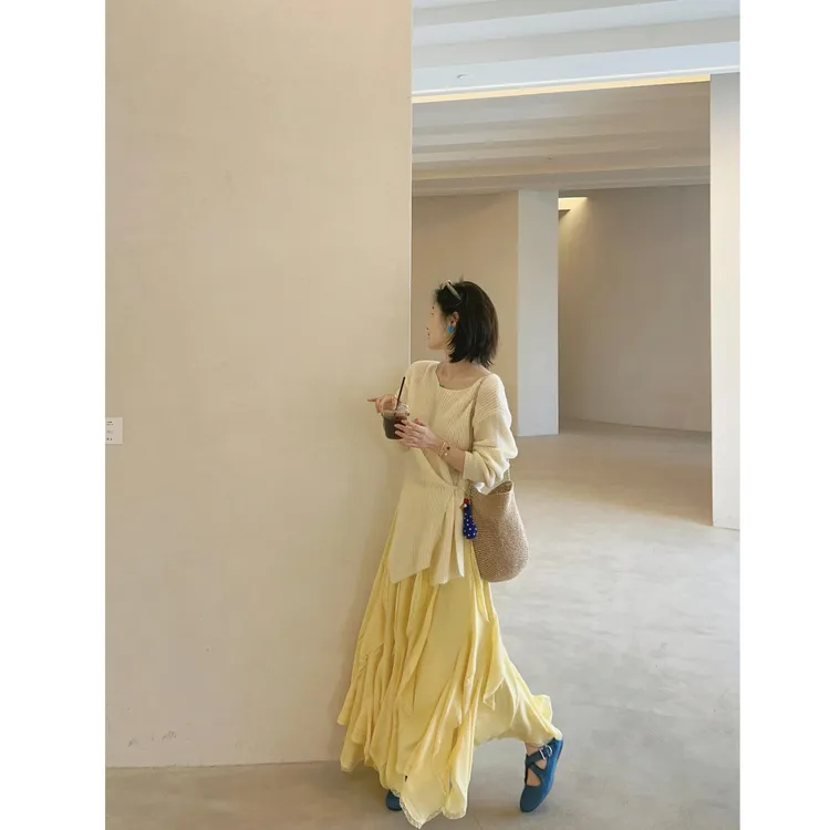 2025春夏韩系温柔风扭结设计感针织上衣搭配黄色半身裙气质两件套