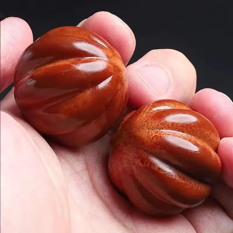 进口巴西大橄榄核手球手把件纯手工雕刻大料南瓜珠盘上色核雕文玩