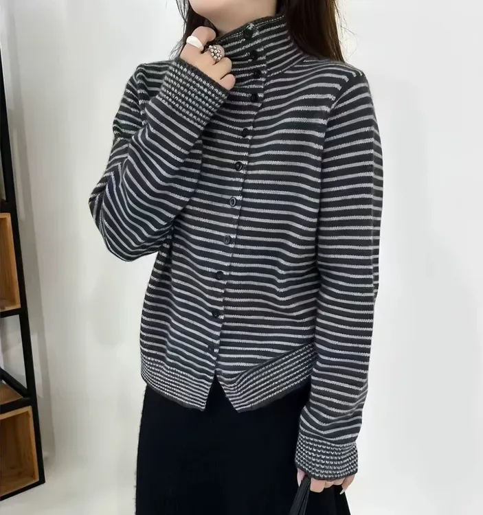 2025秋冬季新款时尚休闲高领减龄条纹单排卸扣针织开衫上衣