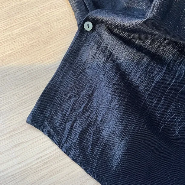 048 【精简美学】时尚优雅修身设计感上衣女夏季薄款法式时尚高级感