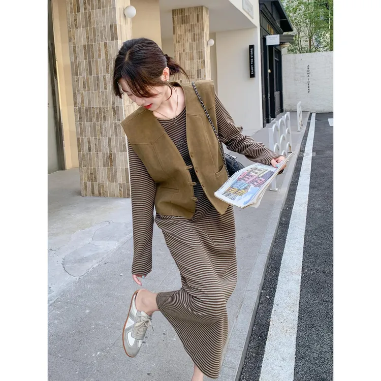 VOCKOO官方浅咖色皮绒马甲条纹连衣裙套装2025新款女秋老钱风高级