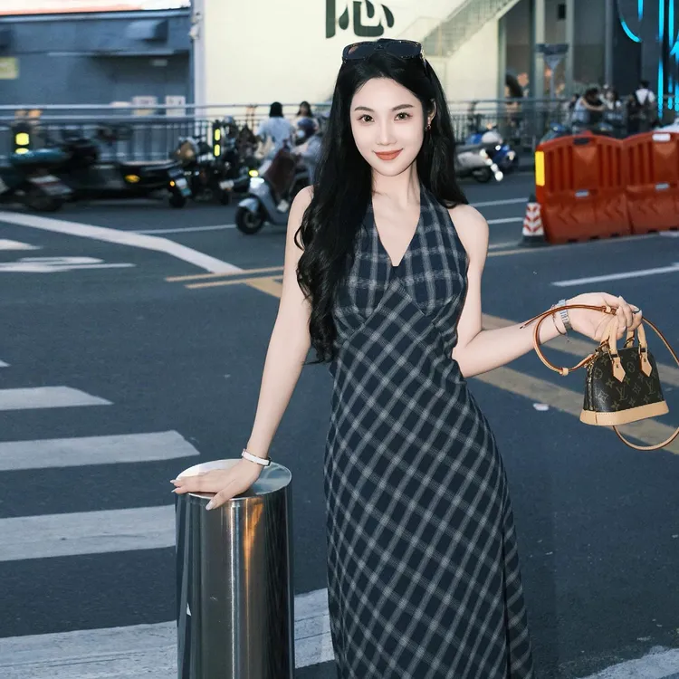 海边度假格子露背挂脖蓝色连衣裙子女夏季2025年新款流行爆款长裙