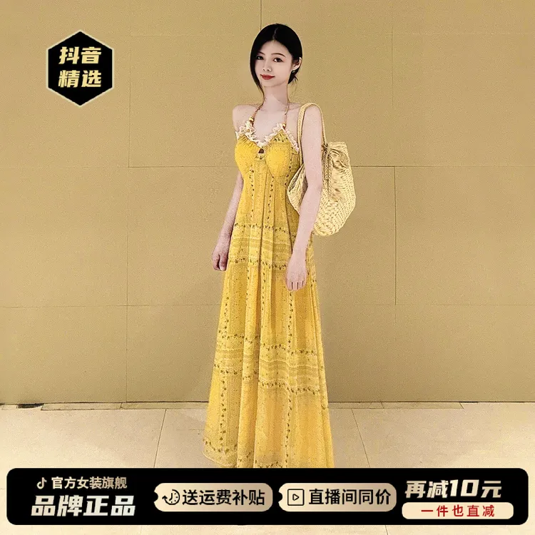 法式黄色海边度假连衣裙子2026新款今年流行爆款挂脖吊带长裙女夏