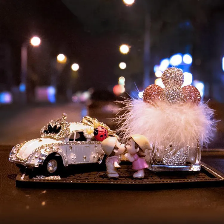 汽车内饰摆件车载香水女神高档香薰创意漂亮中控台网红淡香