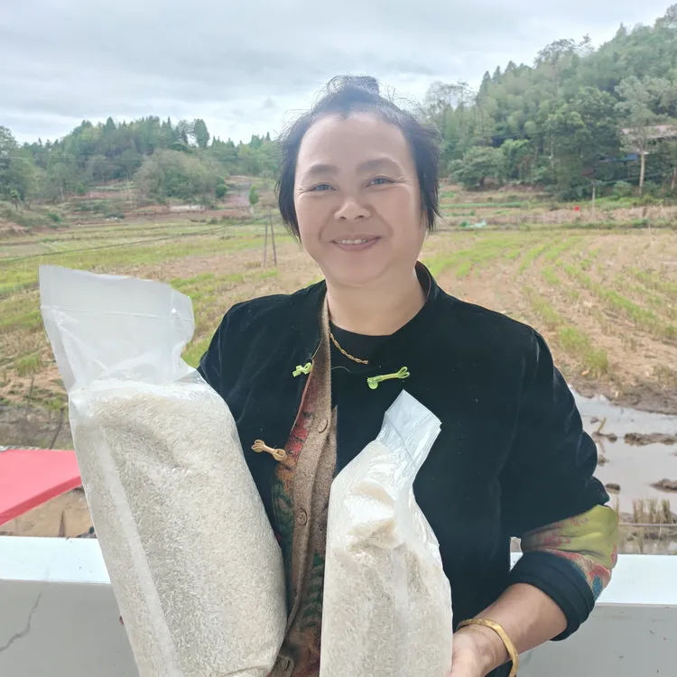 大米。一年一季口感不糯，中长粗。全家爱吃。螺丝椒黄瓜新鲜现摘现发