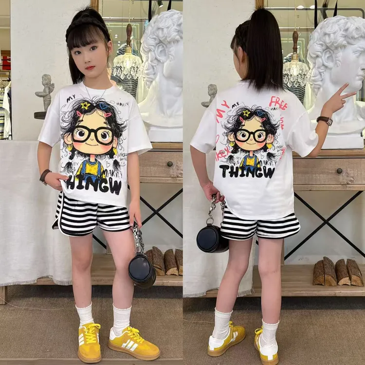 女童夏季时髦洋气套装2025新款儿童涂鸦卡通女孩T恤条纹短裤夏装