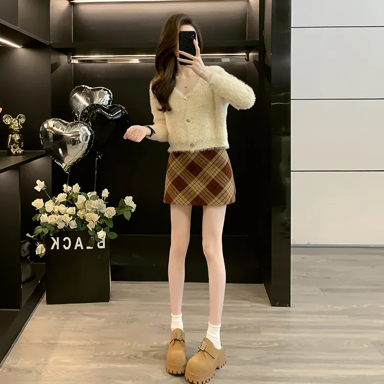 小个子秋冬新款洋气减龄女装设计感杏色毛毛上衣高腰毛呢短裙套装