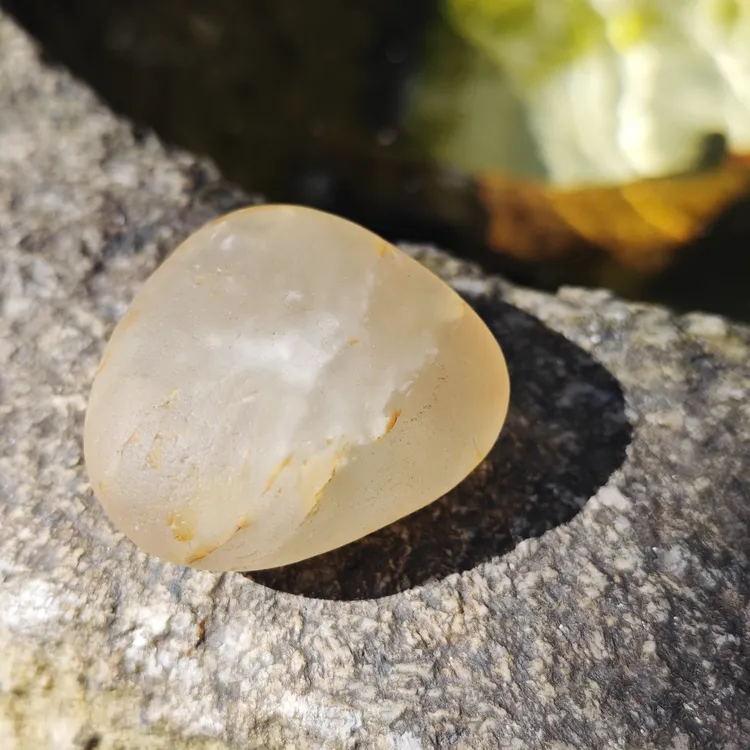 矿物晶体收藏佳品，托帕石原石手把件，注意有瑕疵